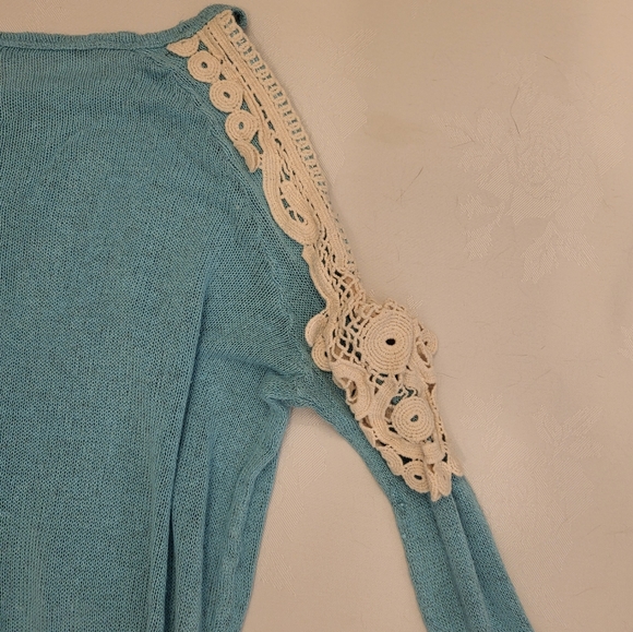 Adorable bohemian lace shoulder cut-out knitted long sleeve in arctic blue 🩵 - Picture 13 of 16